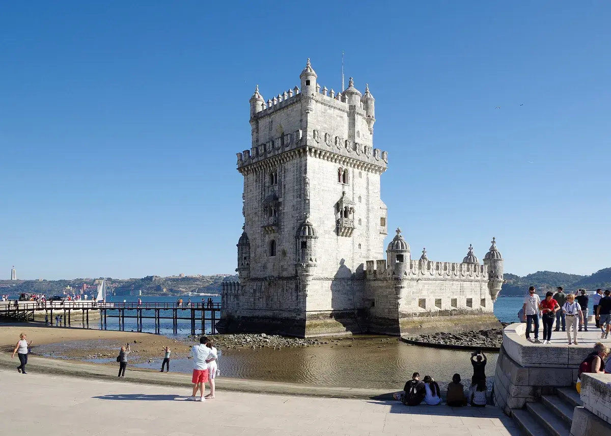 Belém Tower stands on the riverbank against a clear blue sky. Photo: Berthold Werner, CC BY SA 4.0