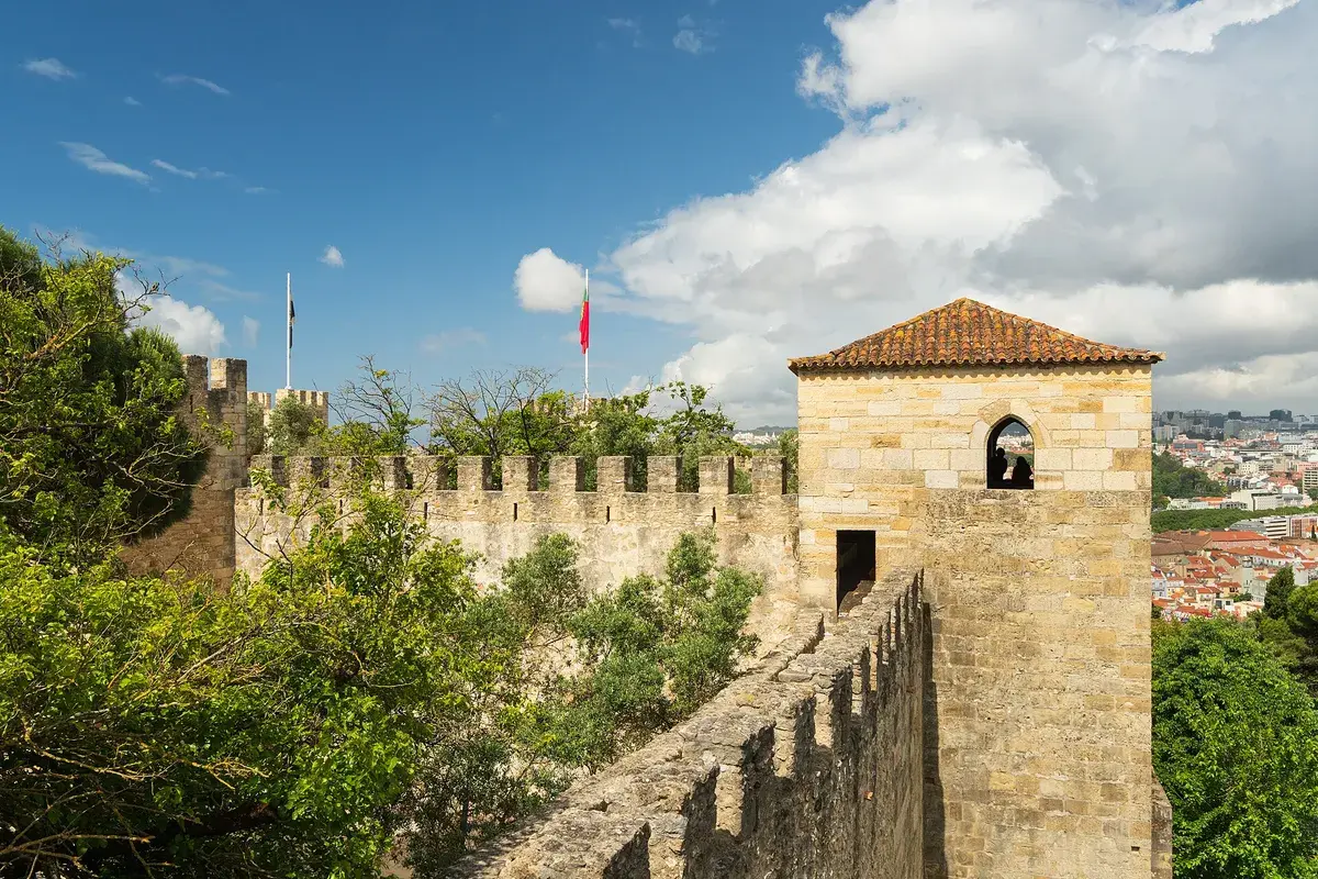 The stone walls and towers of Castelo de São Jorge rise above the city. Photo: NorbertNagel, CC BY SA 4.0