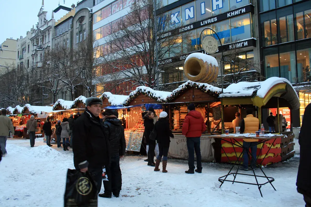 瓦茨拉夫广场下端(靠近穆斯特克站,Můstek),白雪覆盖的集市摊位与熙攘的游客。摄影:Karelj,公有领域
