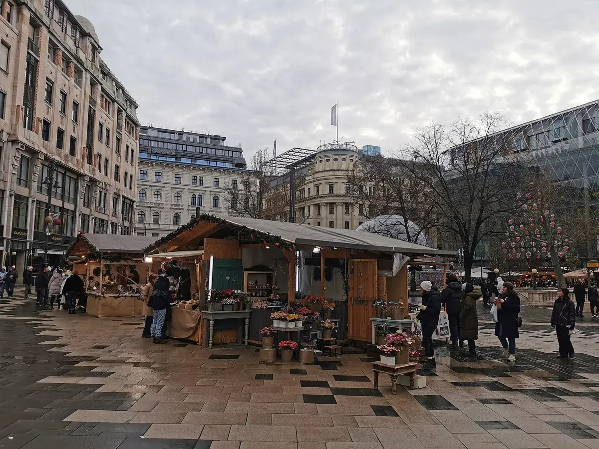 圣诞市集期间沃罗什马蒂广场上的木屋摊位。摄影:Elekes Andor,CC BY 4.0