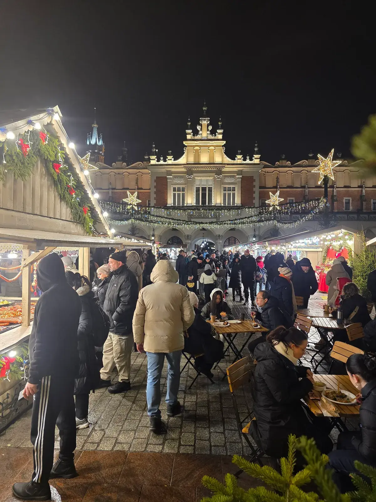 2025年入夜时分灯火通明的中央集市广场圣诞市集。摄影:Zala,CC BY-SA 4.0