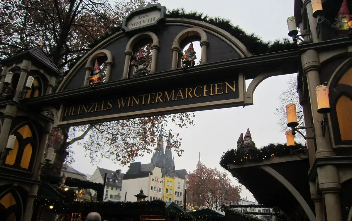 老城区的小矮人冬季童话集市(Heinzels Wintermärchen)。摄影:Corradox,CC BY-SA 4.0