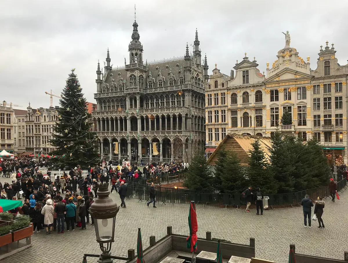 The Christmas tree on the Grand-Place in Brussels, with the guildhalls behind it, in December. Photo: Benoit Prieur, CC0