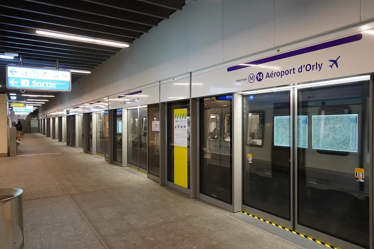 The line 14 platform at Maison Blanche, with trains signed for Orly airport. Photo: Remontees, CC BY-SA 4.0