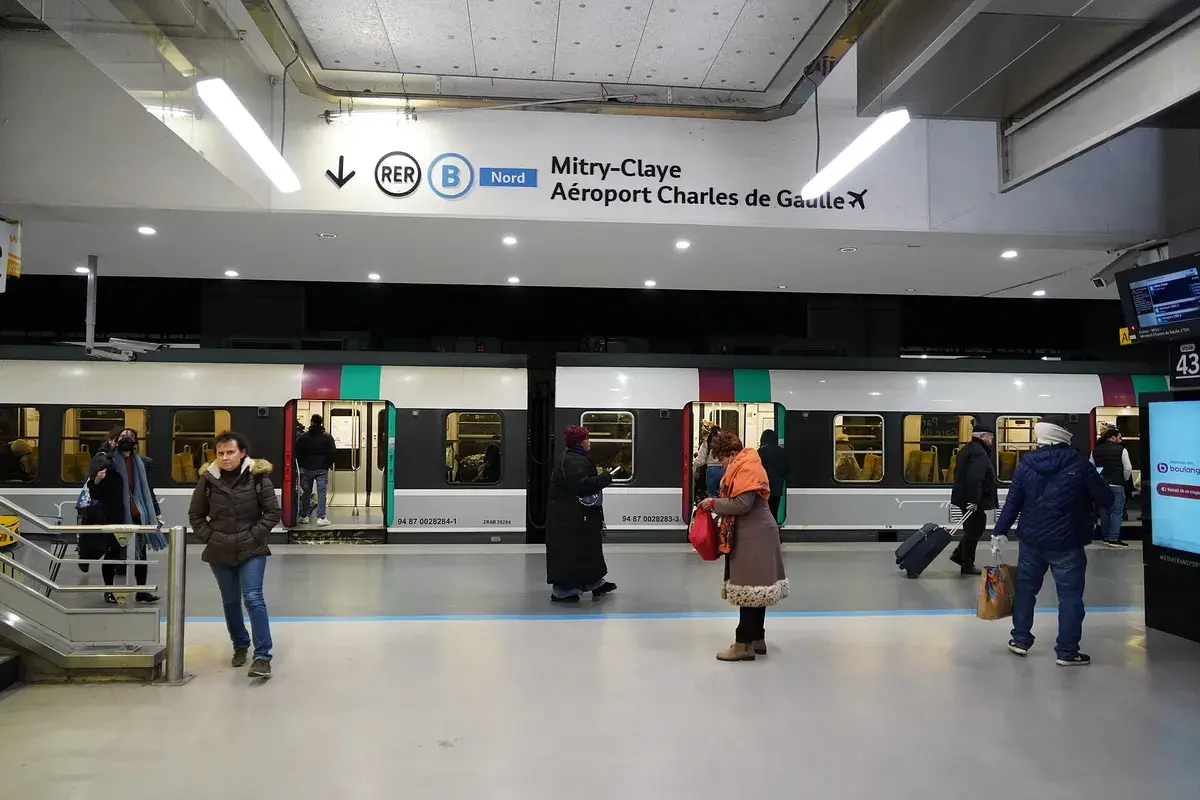A RER B train waiting at a platform in the underground Gare du Nord station. Photo: Remontees, CC BY-SA 4.0