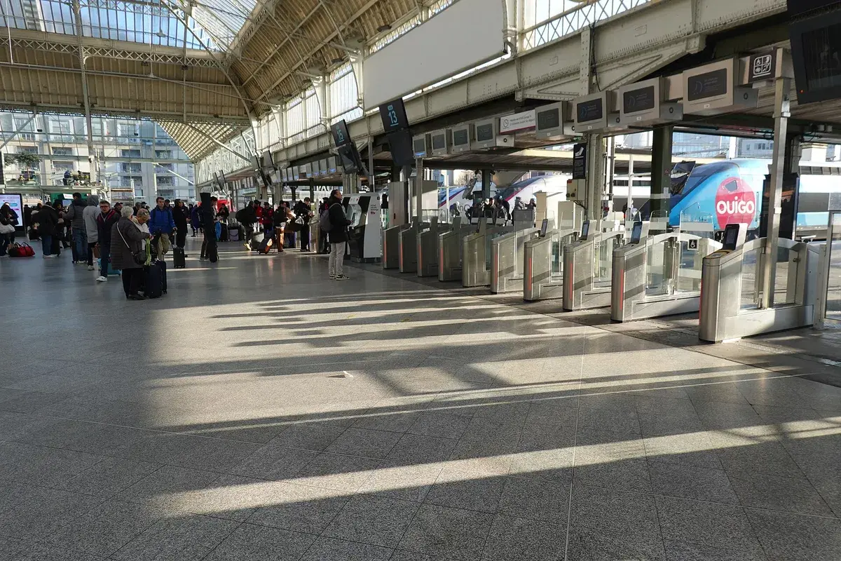 Travellers crossing one of the main halls at Gare de Lyon. Photo: Smiley.toerist, CC BY-SA 4.0