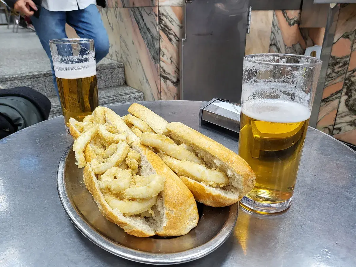 A bocadillo de calamares, the classic cheap Madrid sandwich, served at a bar in the city. Photo: Xemenendura, CC BY-SA 4.0