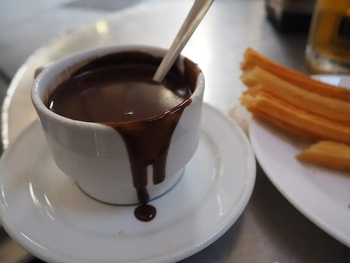 Chocolatería San Ginés 的招牌西式小油条配浓稠热巧克力。摄影:ctj71081,CC BY-SA 2.0
