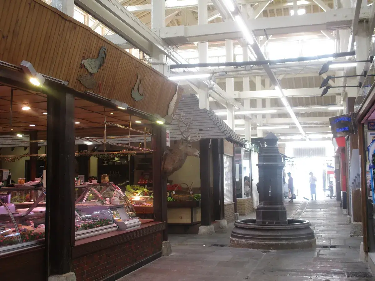 阿里格广场旁的博沃室内市集(Marché Beauvau)内部,摊位分列于中央喷泉两侧。摄影:Thomon,CC BY-SA 4.0