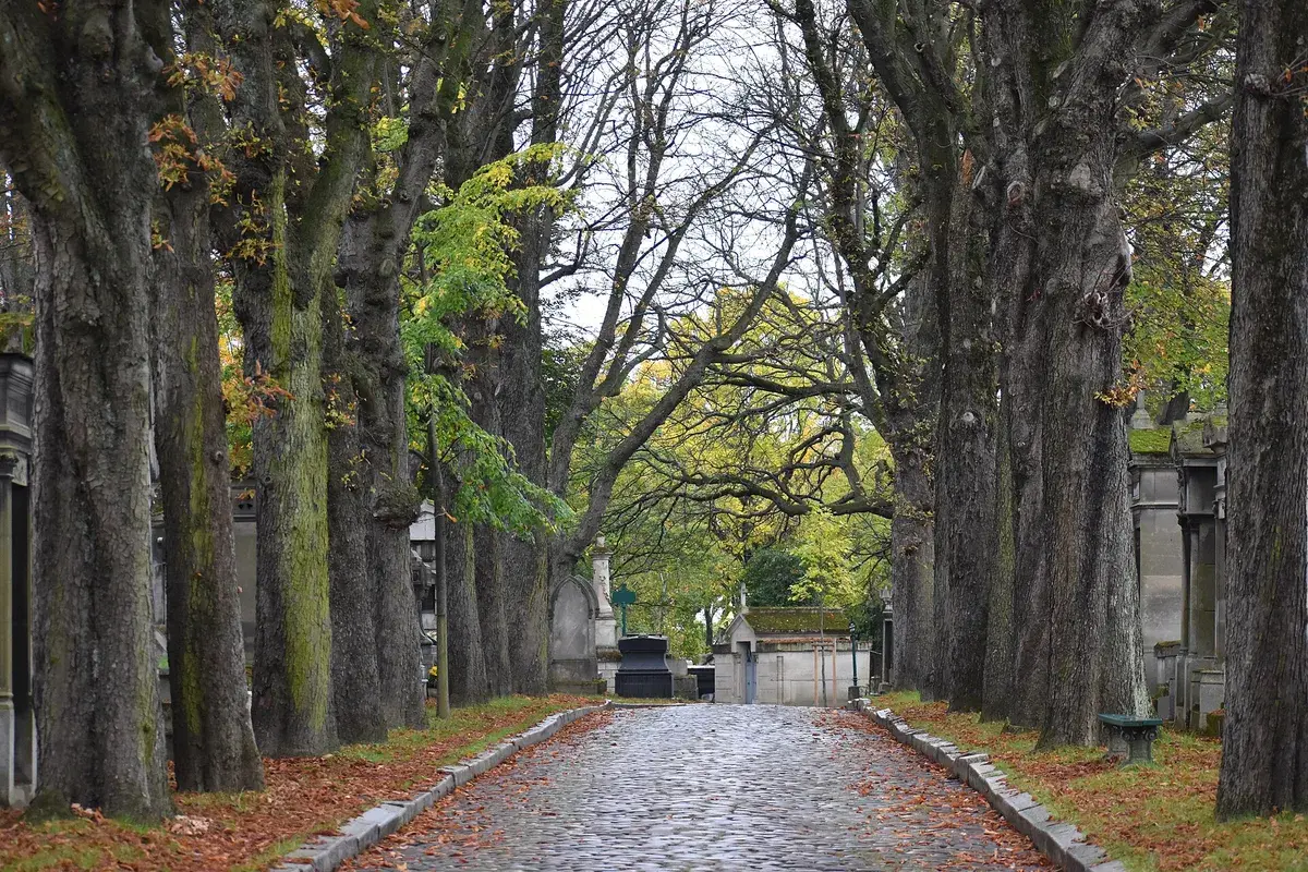 A cobbled avenue lined with trees and old tombs in Père-Lachaise cemetery. Photo: Tylwyth Eldar, CC BY-SA 4.0