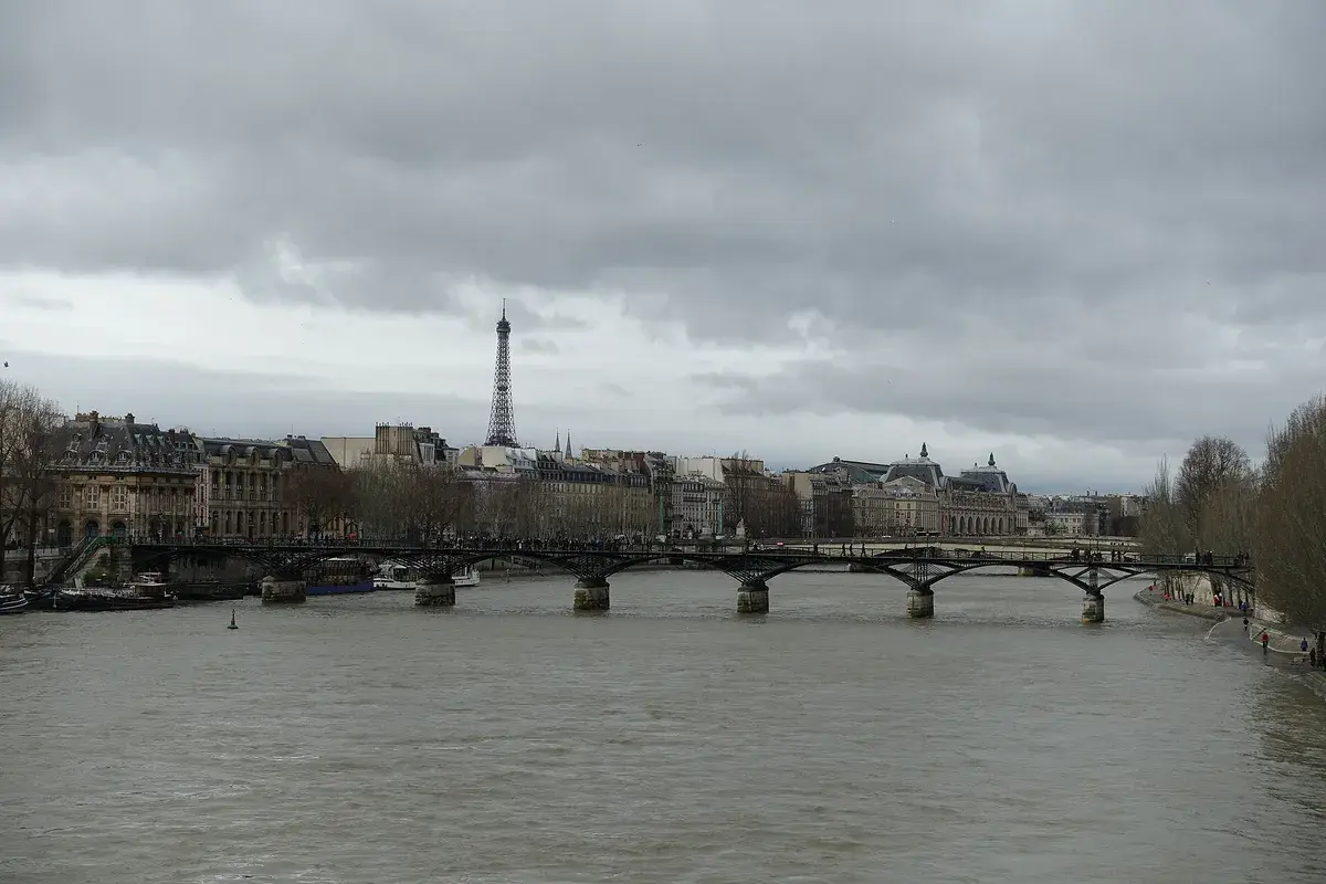 The Pont des Arts footbridge crossing the Seine on a grey day. Photo: Guilhem Vellut, CC BY 2.0