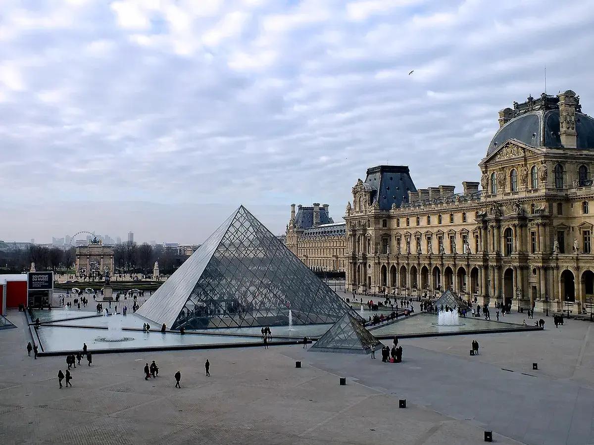 The glass Louvre Pyramid in the Cour Napoléon with the palace wings behind. Photo: Irene Ledyaeva, CC0