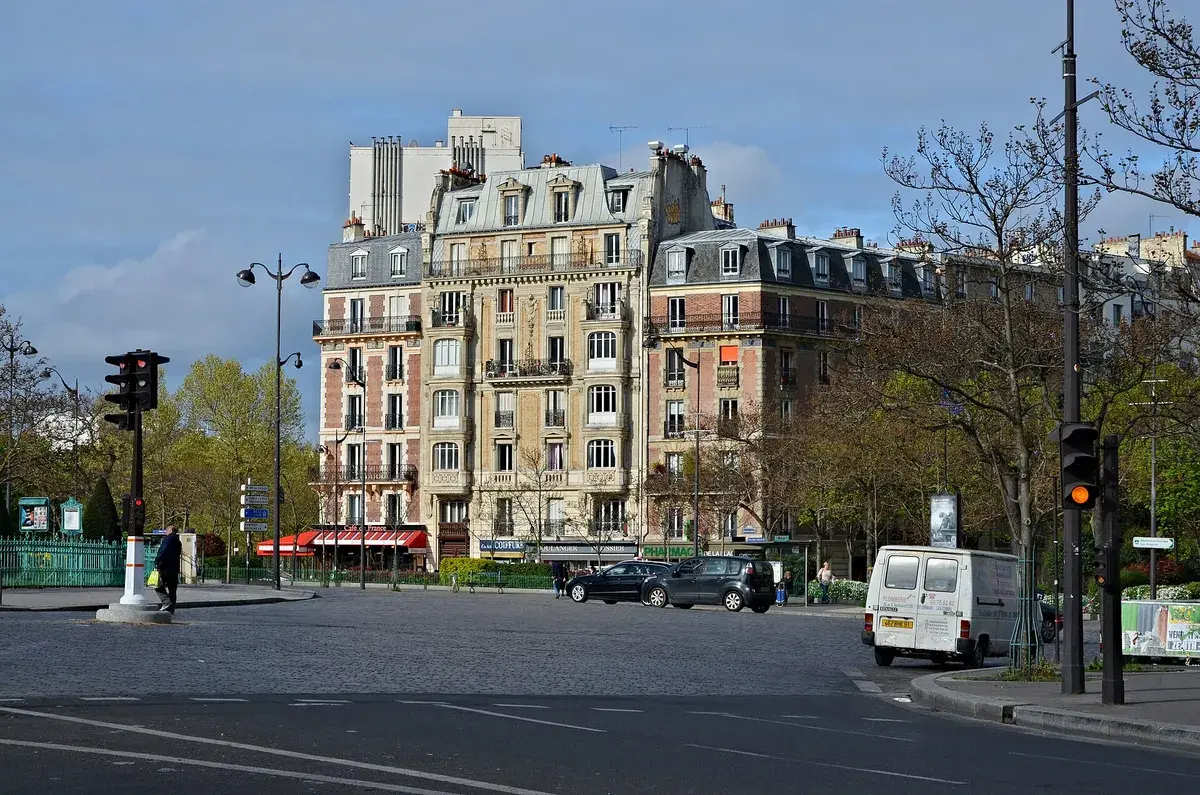 Cream stone apartment buildings with iron balconies and mansard roofs at Place d’Italie. Photo: JLPC, CC BY-SA 3.0