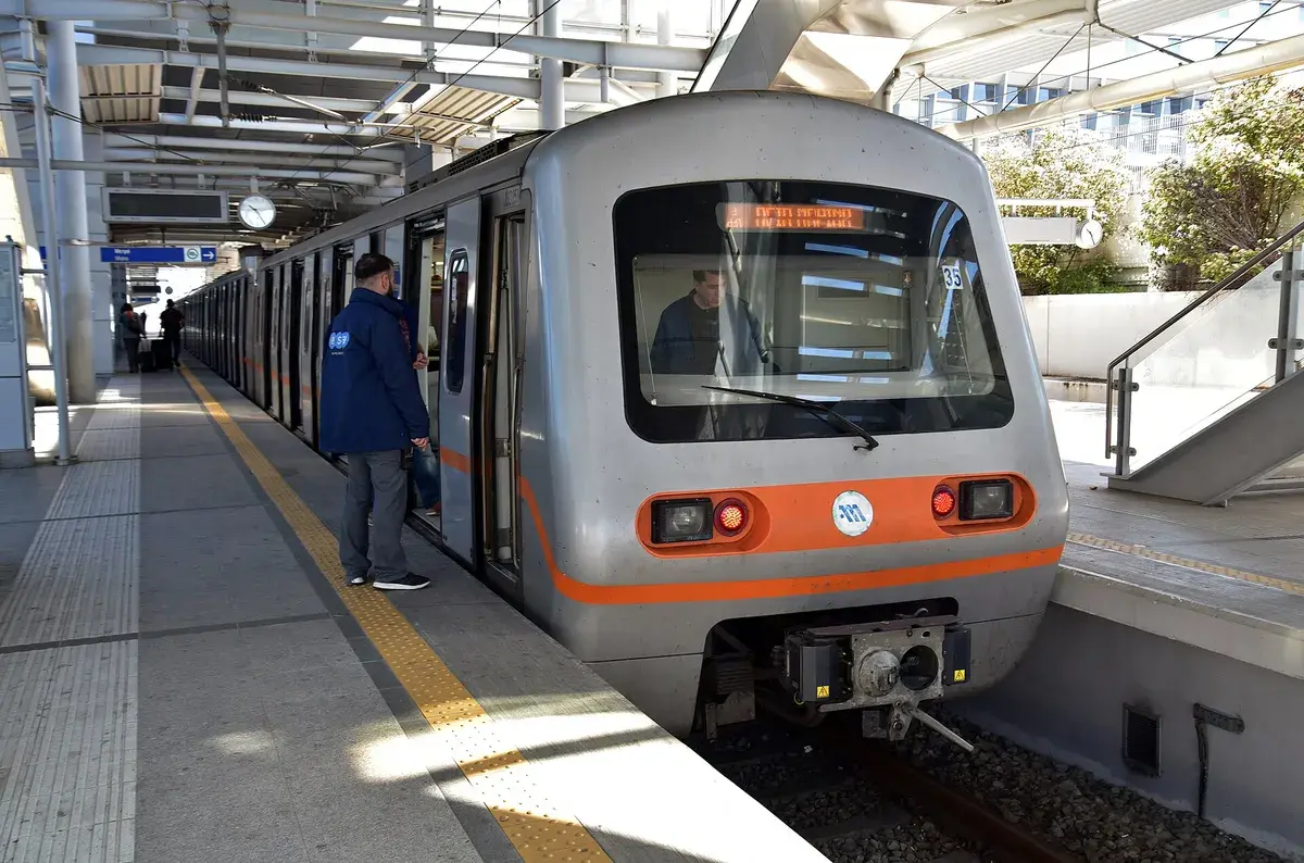 A second-generation Athens Metro train waits at the airport station before heading into the city. Photo: Bahnfrend, CC BY-SA 4.0