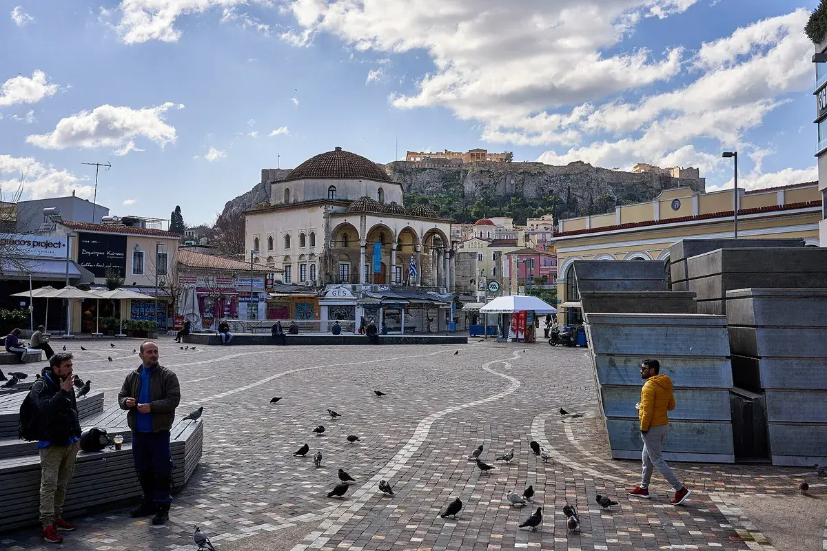 Monastiraki Square with the Tzistarakis Mosque and the Library of Hadrian, and the Acropolis in the distance. Photo: George E. Koronaios, CC BY-SA 4.0