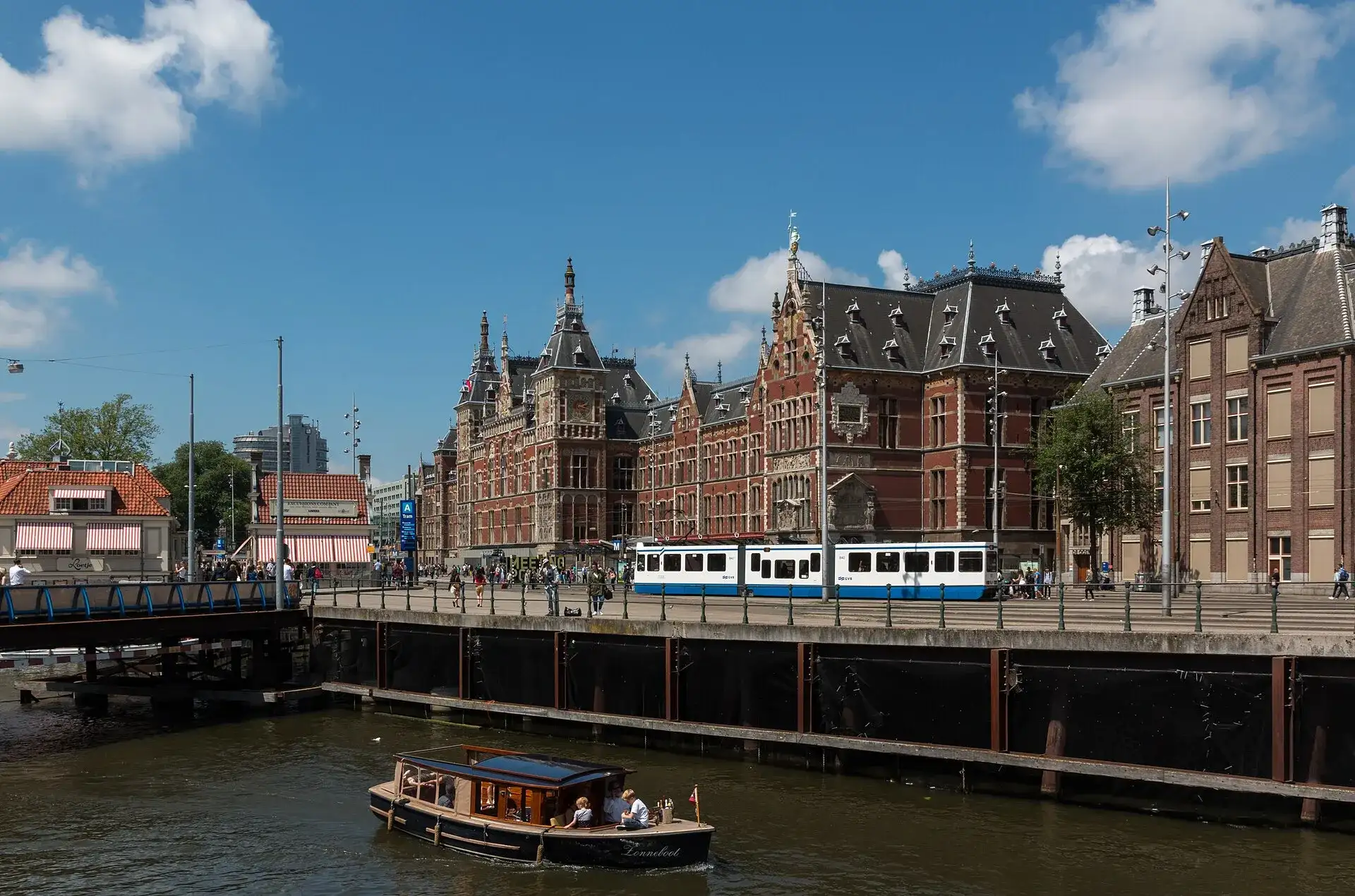Cover image for Getting Around Amsterdam: Transport, Airport Transfers and Where to Leave Your Bag