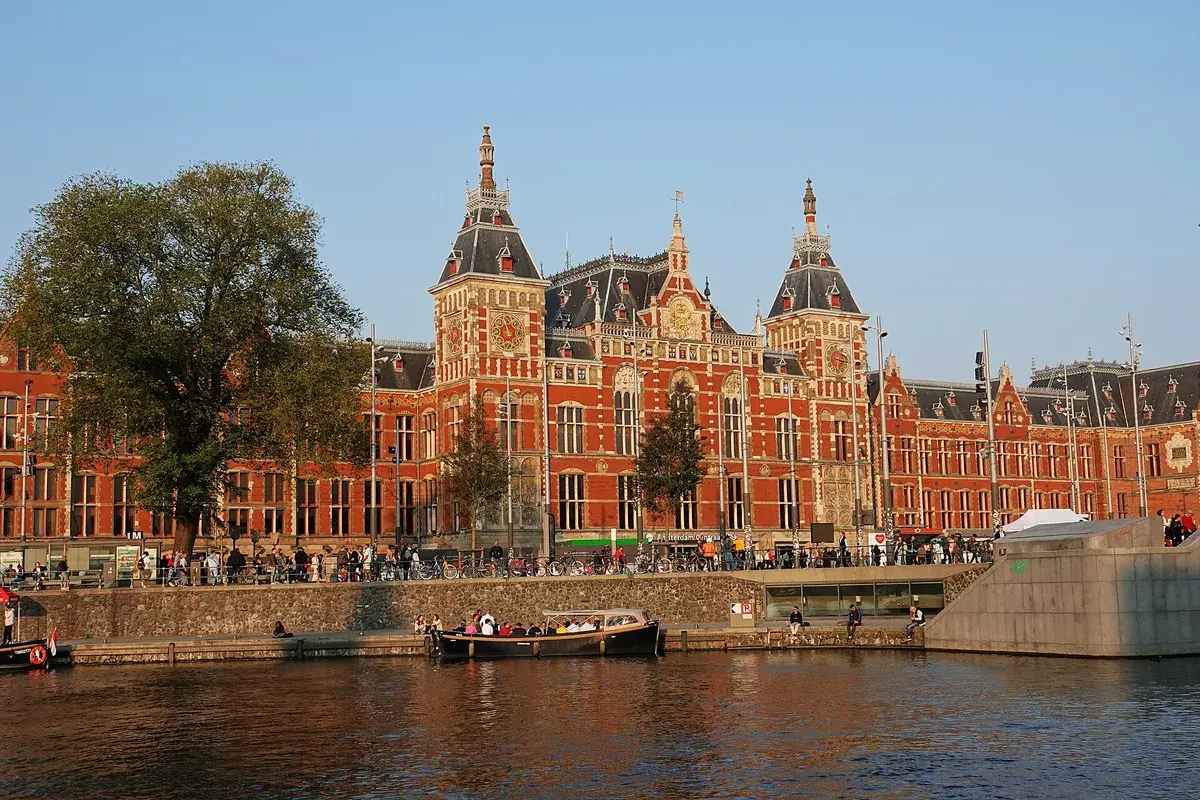 The red brick facade of Amsterdam Centraal, where the NS luggage lockers are. Photo: Ibex73, CC BY 4.0