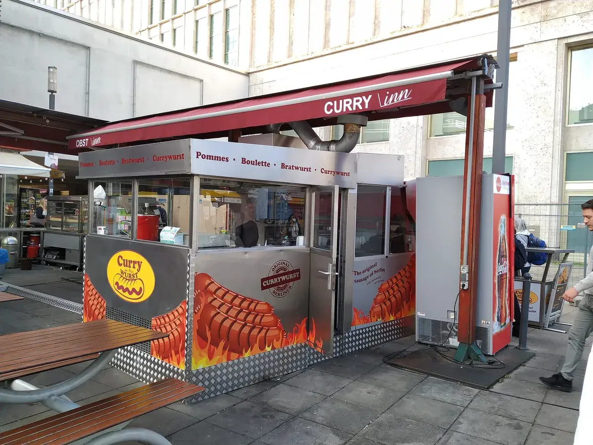 A currywurst stand on Karl-Liebknecht-Strasse near Alexanderplatz. Photo: Geoprofi Lars, CC BY-SA 4.0
