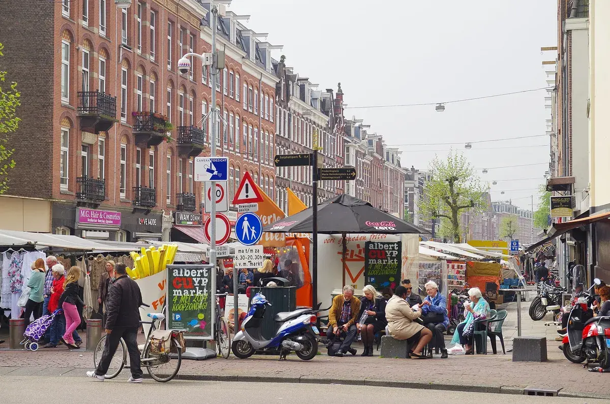 Market stalls and shoppers fill the Albert Cuyp Market street in De Pijp. Photo: Balou46, CC BY-SA 3.0