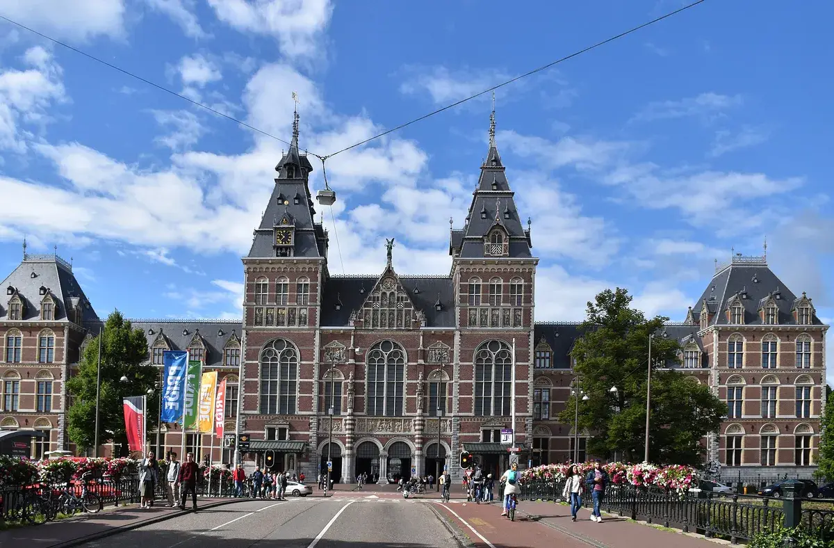The north facade of the Rijksmuseum on a bright day with a blue sky. Photo: Vasyatka1, CC BY-SA 4.0