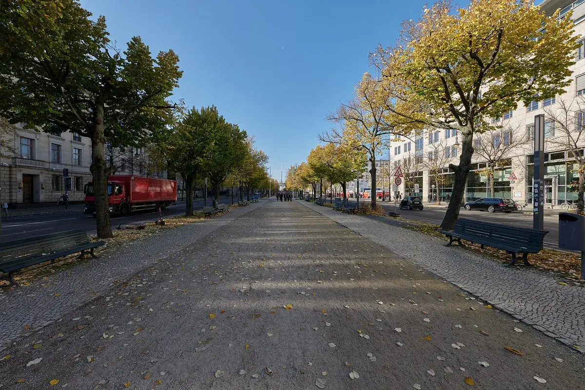 米特区宽阔的菩提树下大街步行道。摄影:Leonhard Lenz,CC0