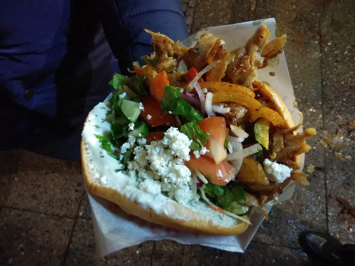 Mustafa's Gemüse Kebap 出品的蔬菜鸡肉 Döner 烤肉。摄影:Bodhisattwa,遵循 CC BY-SA 4.0 许可协议