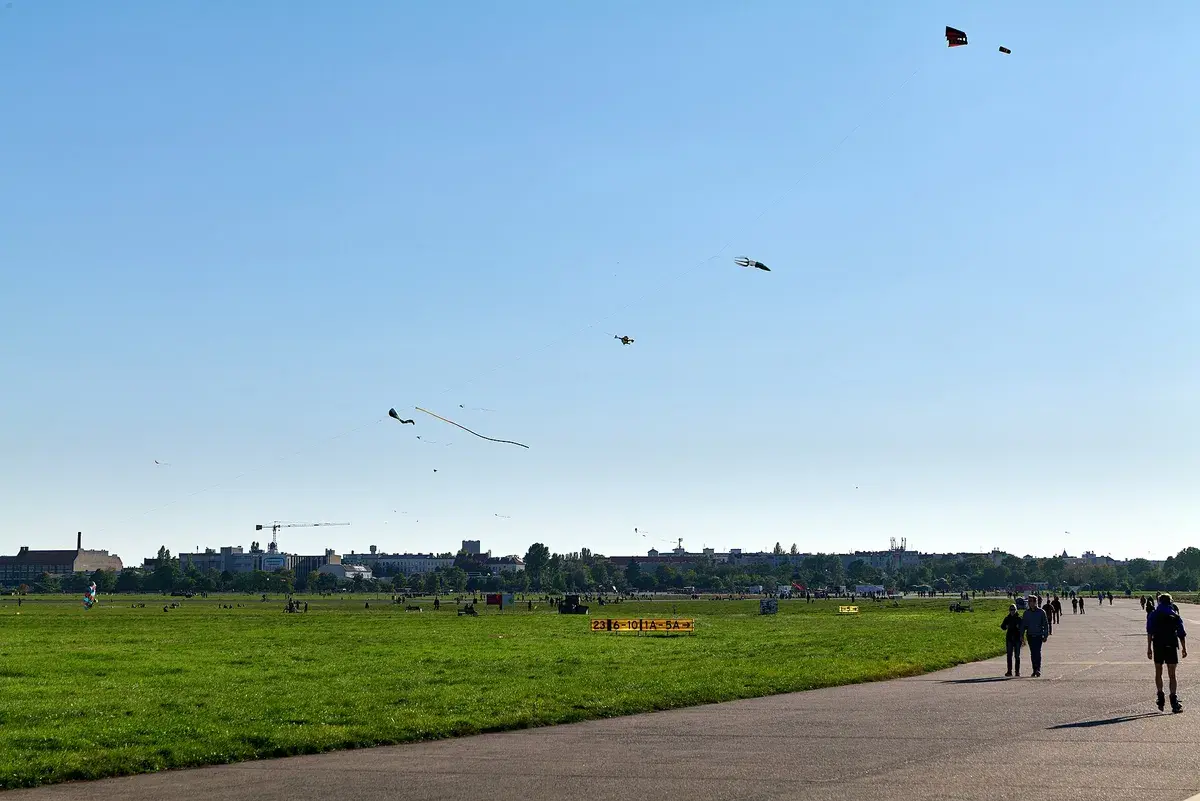 The open grass of Tempelhofer Feld, the old airfield. Photo: Leonhard Lenz, CC0
