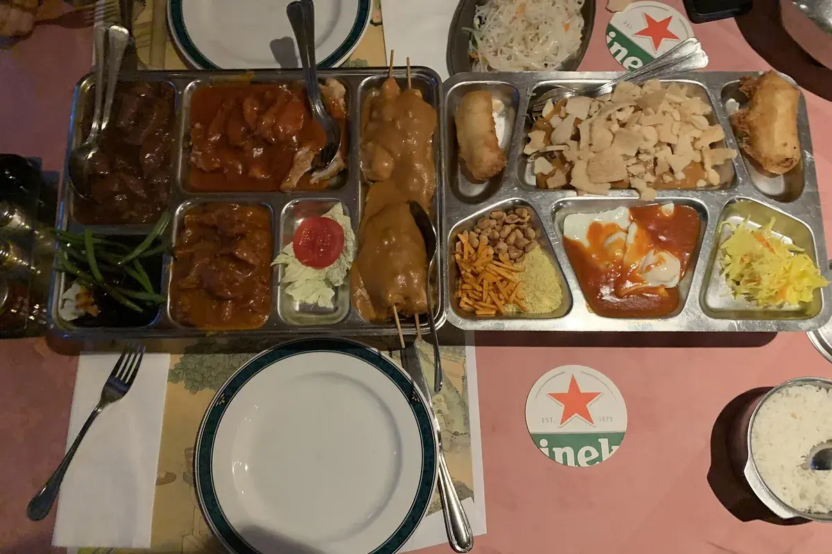 餐桌上摆满各式印尼小碟菜肴的米饭大餐。图片摄影:Milliped,CC BY-SA 4.0