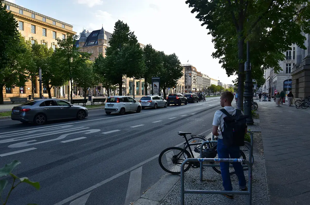 Unter den Linden, the boulevard that runs towards the Brandenburg Gate. Photo: Bahnfrend, CC BY-SA 4.0