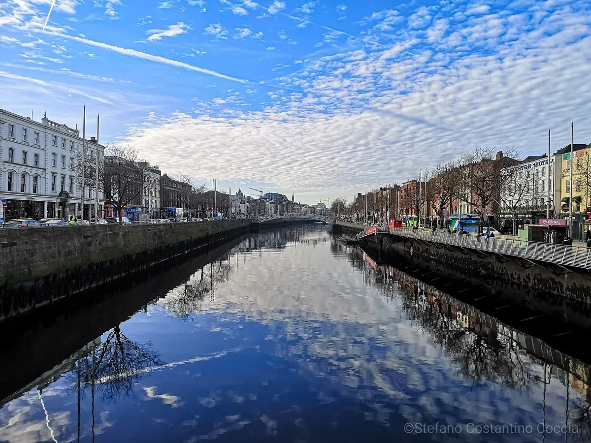 The River Liffey and its quays seen from O'Connell Bridge under a blue sky. Photo: Ste.photos03, CC BY-SA 4.0
