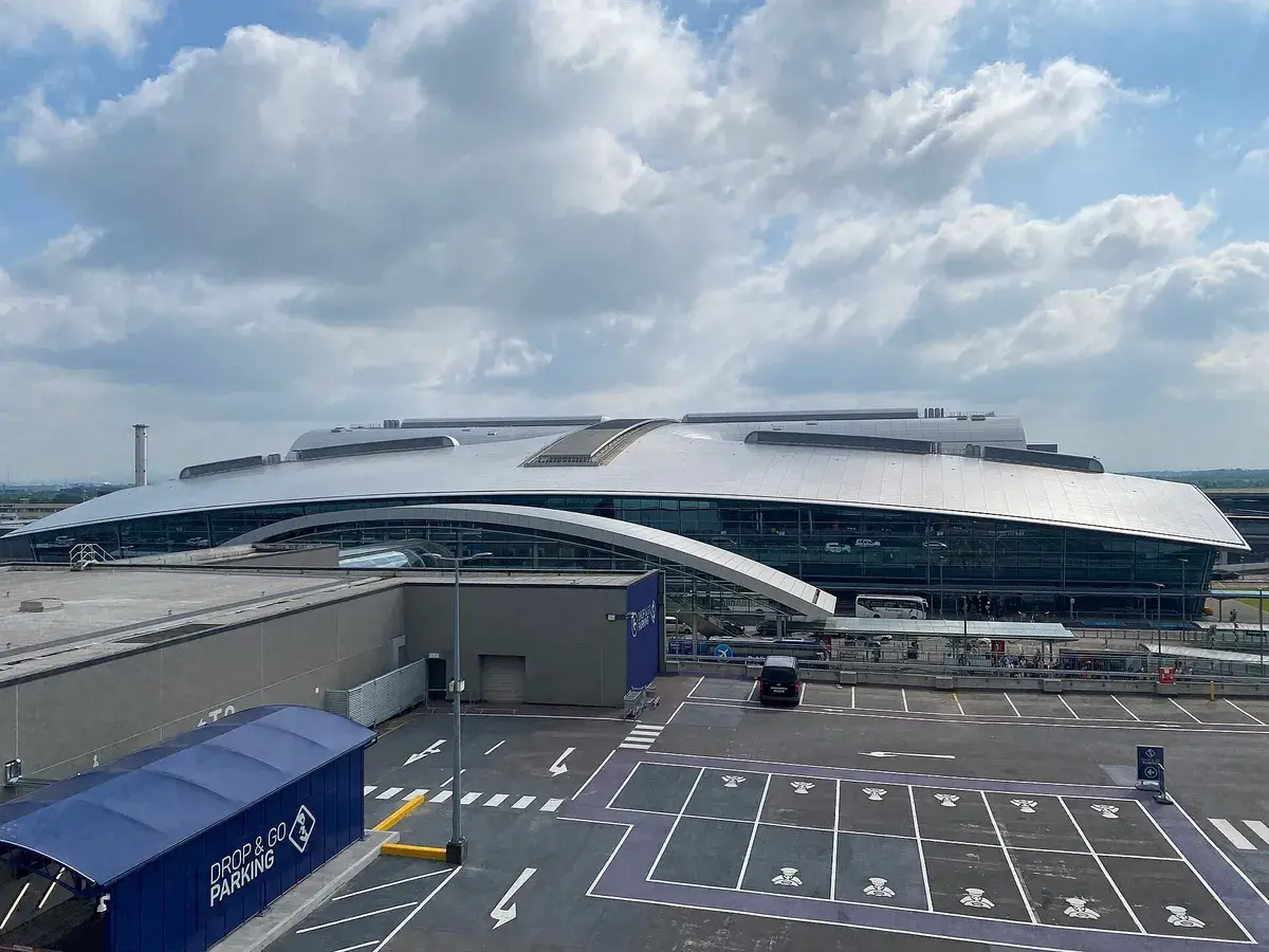 Terminal 2 at Dublin Airport, with its curved roof, one of two terminals served by the city coaches. Photo: 瑞丽江的河水, CC BY-SA 4.0