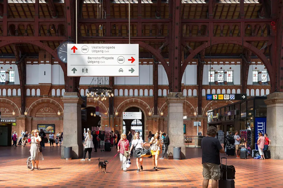 The main hall of Copenhagen Central Station, where the lockers and staffed storage are. Photo: Liberaler Humanist, CC BY-SA 3.0