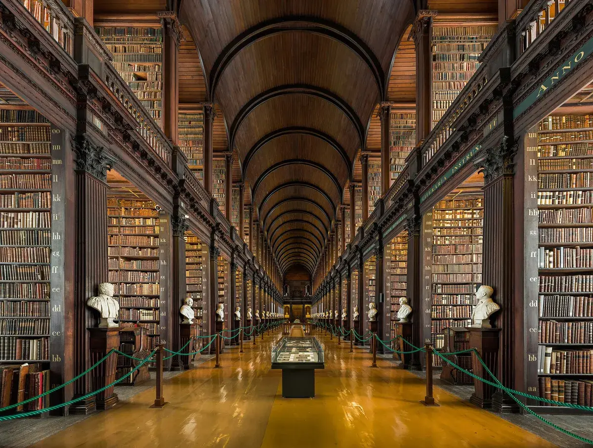 三一学院老图书馆的长厅(Long Room),宏伟的桶形穹顶与层层古籍相映成趣。照片来源:Diliff,CC BY-SA 4.0