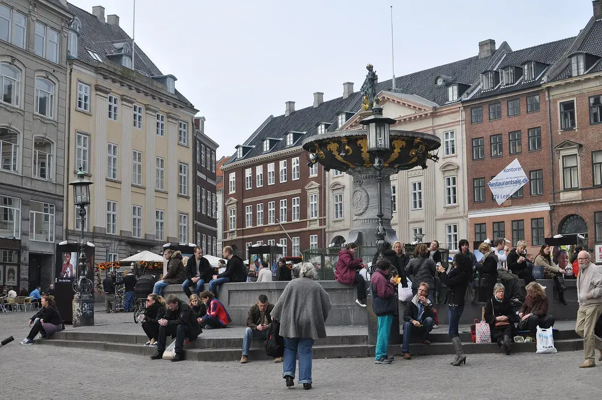 旧广场(Gammeltorv)坐落着著名的善心喷泉,距离中央图书馆仅几步之遥。摄影:Jim Kelly,CC BY 2.0