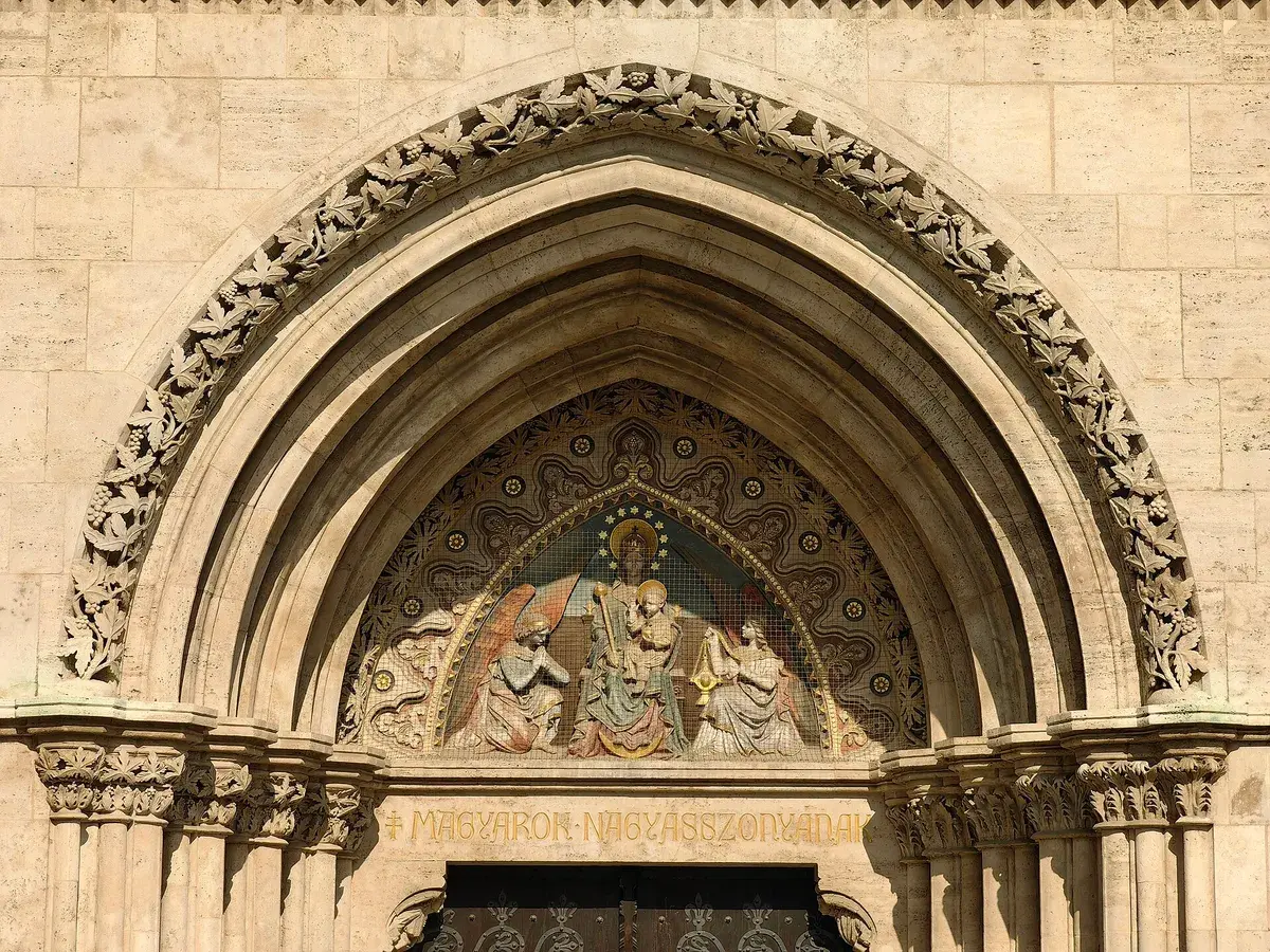Pormenores em pedra esculpida da Igreja de Matias, no Bairro do Castelo de Buda. Foto: Christo, CC0