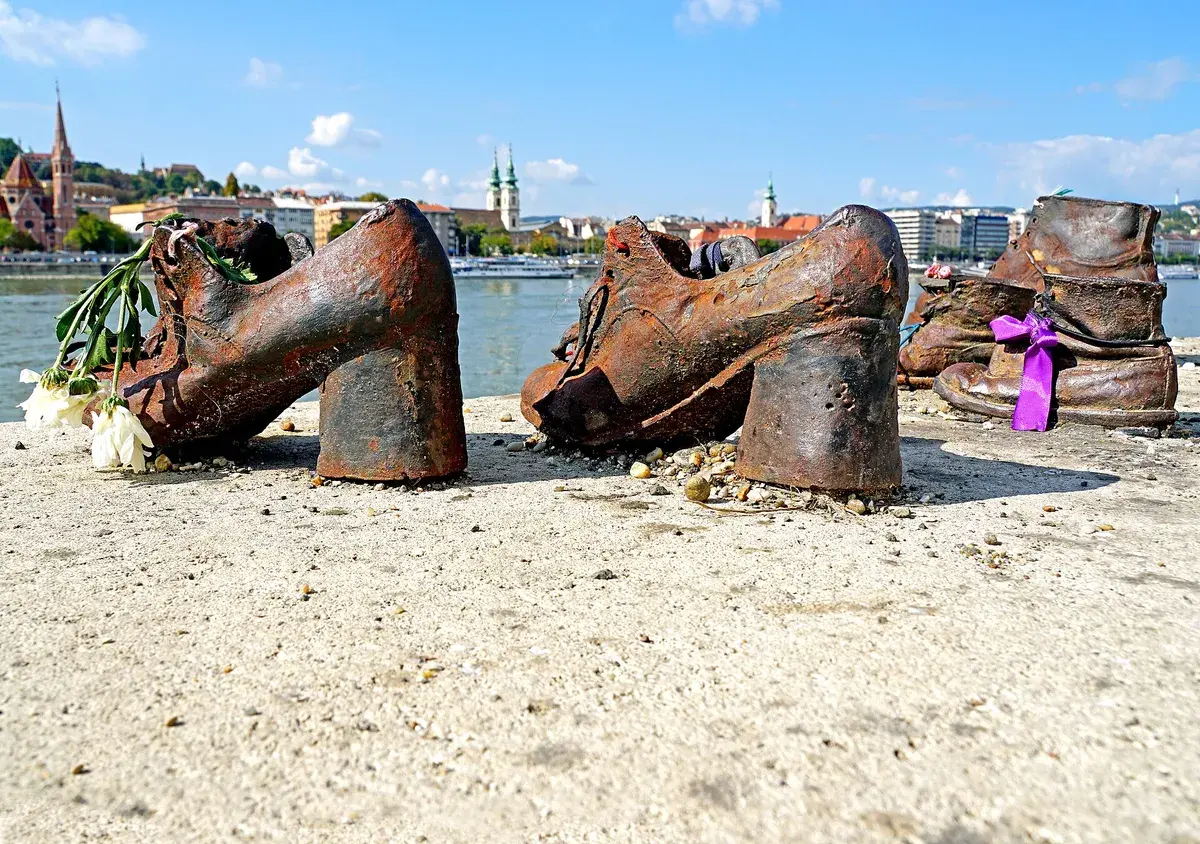 O memorial dos Sapatos no Danúbio, uma fileira de sapatos de ferro ao longo da margem de Peste. Foto: Dennis G. Jarvis, CC BY-SA 2.0