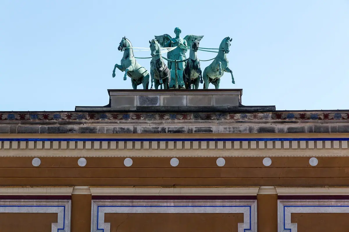 La cuadriga de la Victoria sobre el Museo Thorvaldsens, cuya entrada es gratuita los miércoles. Foto: Dietmar Rabich, CC BY-SA 4.0