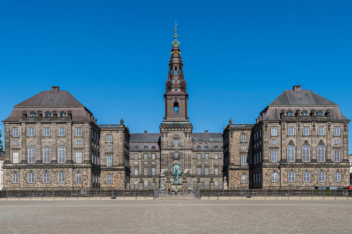 El palacio de Christiansborg en Slotsholmen, sede del Parlamento danés y de la torre de acceso gratuito. Foto: JakobSR, CC BY-SA 4.0