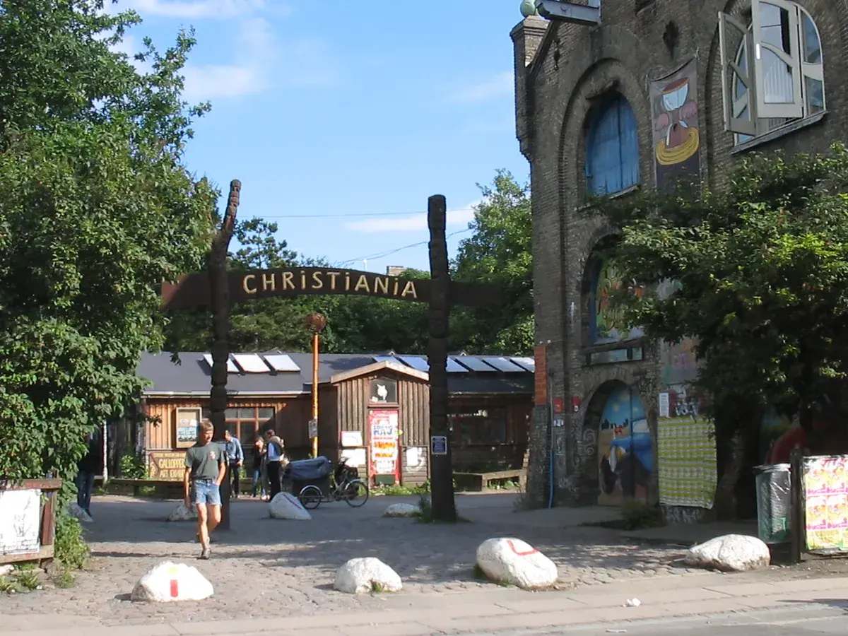 Entrada principal a la Ciudad Libre de Christiania, de acceso gratuito. Foto: Franklin Heijnen, CC BY-SA 2.0