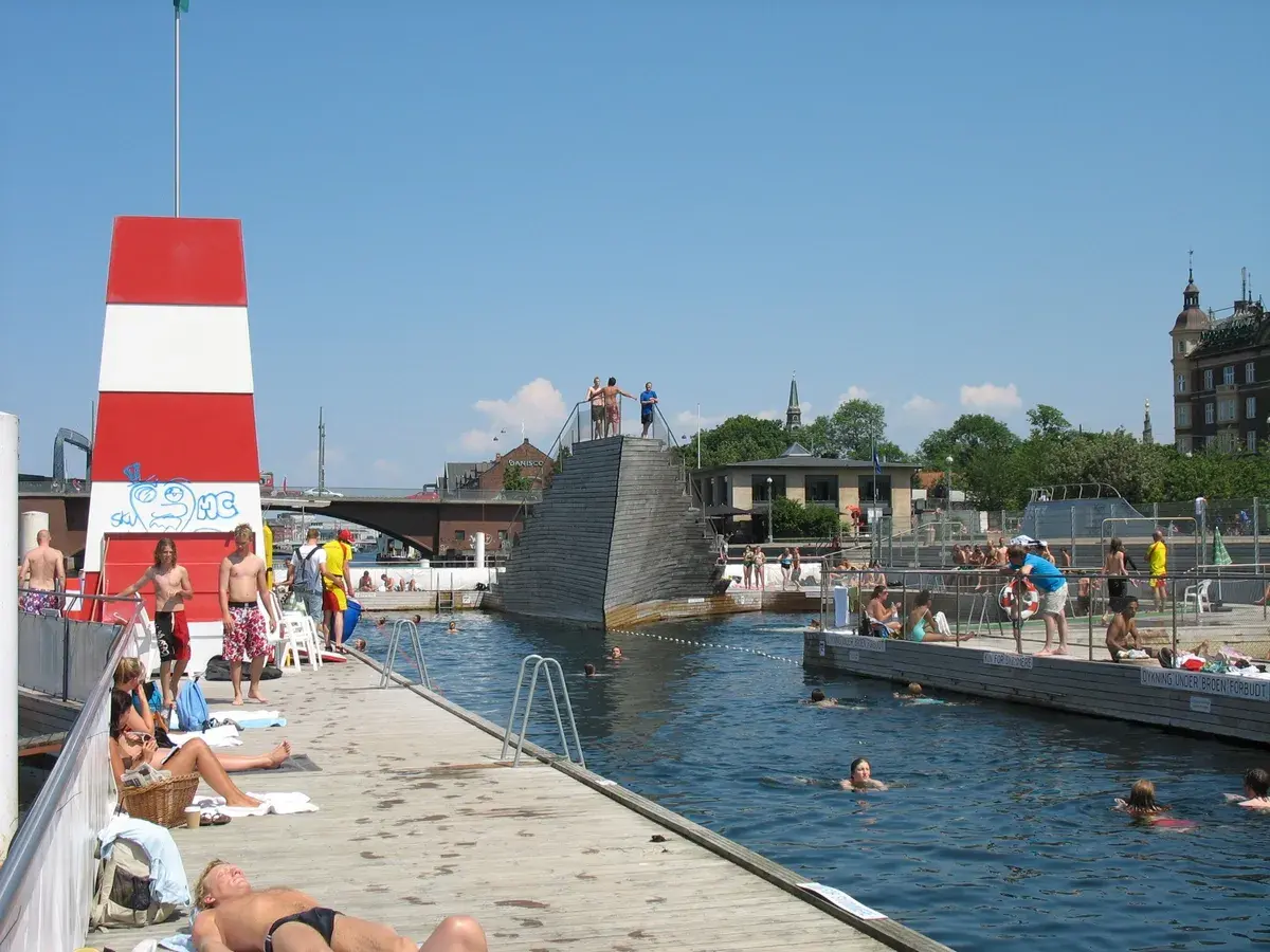 Los baños del puerto de Islands Brygge, gratuitos durante todo el año. Foto: milgrammer, CC BY 2.0