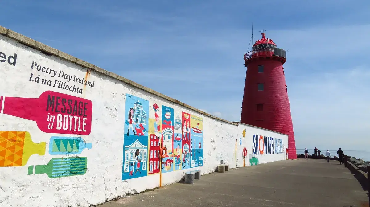 O Poolbeg Lighthouse fica na ponta da Great South Wall, num passeio gratuito pela baía de Dublin adentro. Foto: Colin Park, CC BY-SA 2.0