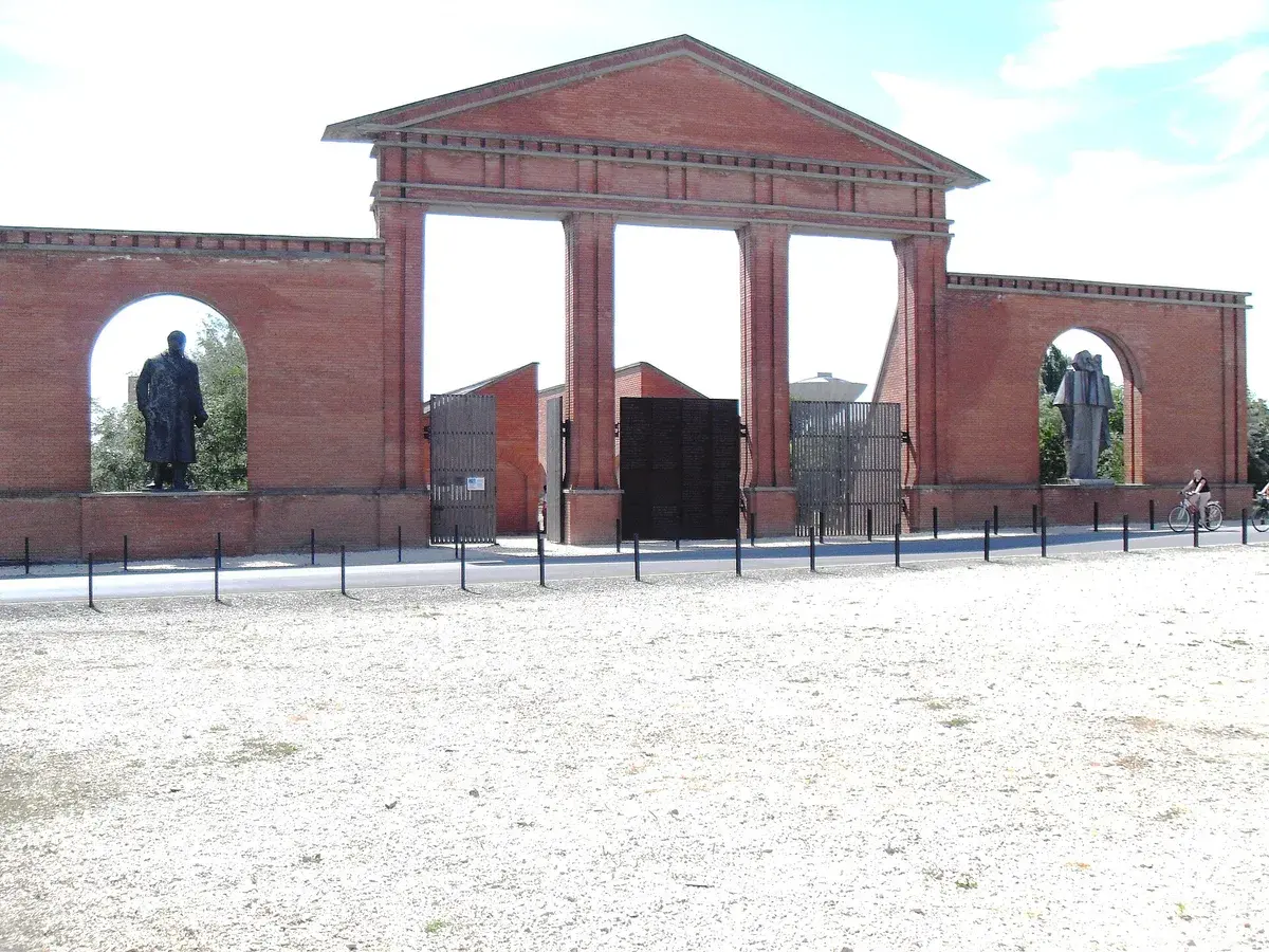 The monumental main entrance to Memento Park, where Budapest keeps its Communist-era statues. Photo: Ferran Cornellà, CC BY-SA 3.0