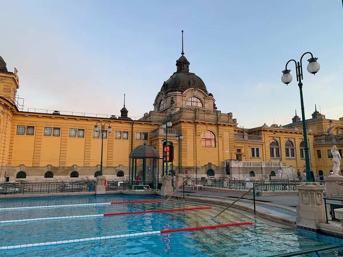 The yellow stone buildings around the outdoor pools at Széchenyi bath. Photo: Robot8A, CC BY-SA 4.0