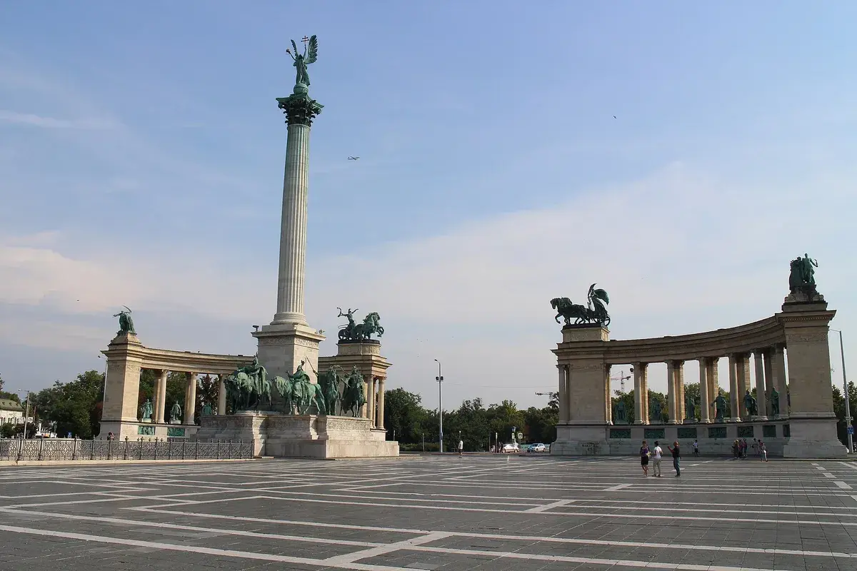 Heroes' Square in Pest, with the Millennium Monument and its colonnades. Photo: Suicasmo, CC BY-SA 4.0