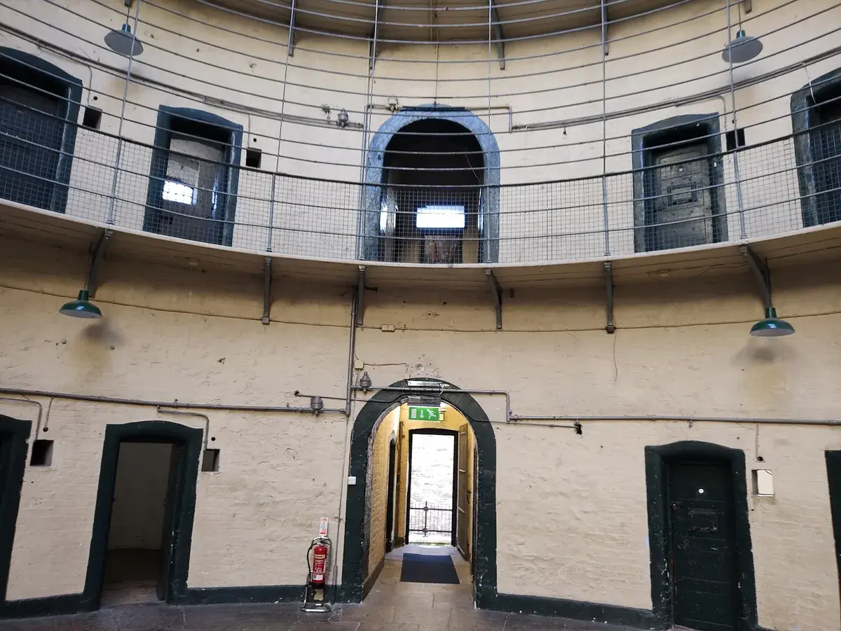 A Kilmainham Gaol só pode ser visitada em visita guiada, sendo obrigatório reservar com antecedência. Foto: GrimsbyT, CC BY-SA 4.0
