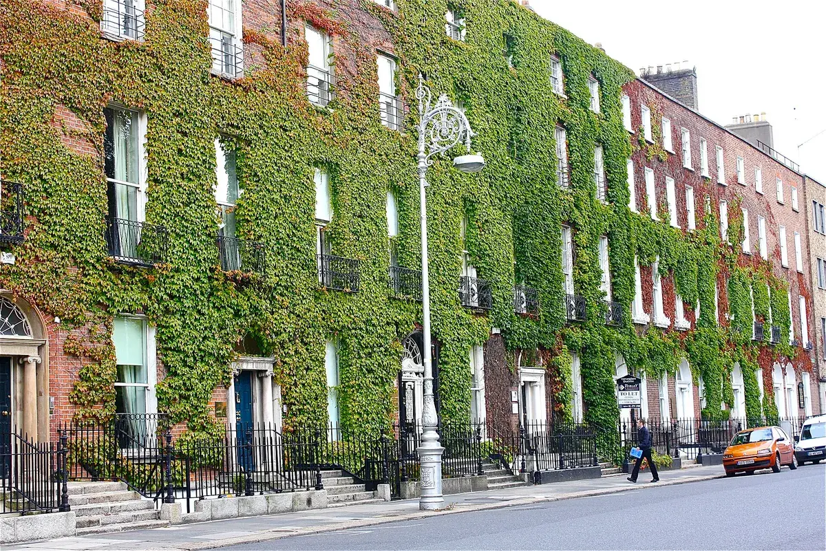 As casas georgianas em banda junto a Merrion Square exibem o tijolo e as portas que marcaram a identidade do centro de Dublin. Foto: Pastor Sam, CC BY 3.0