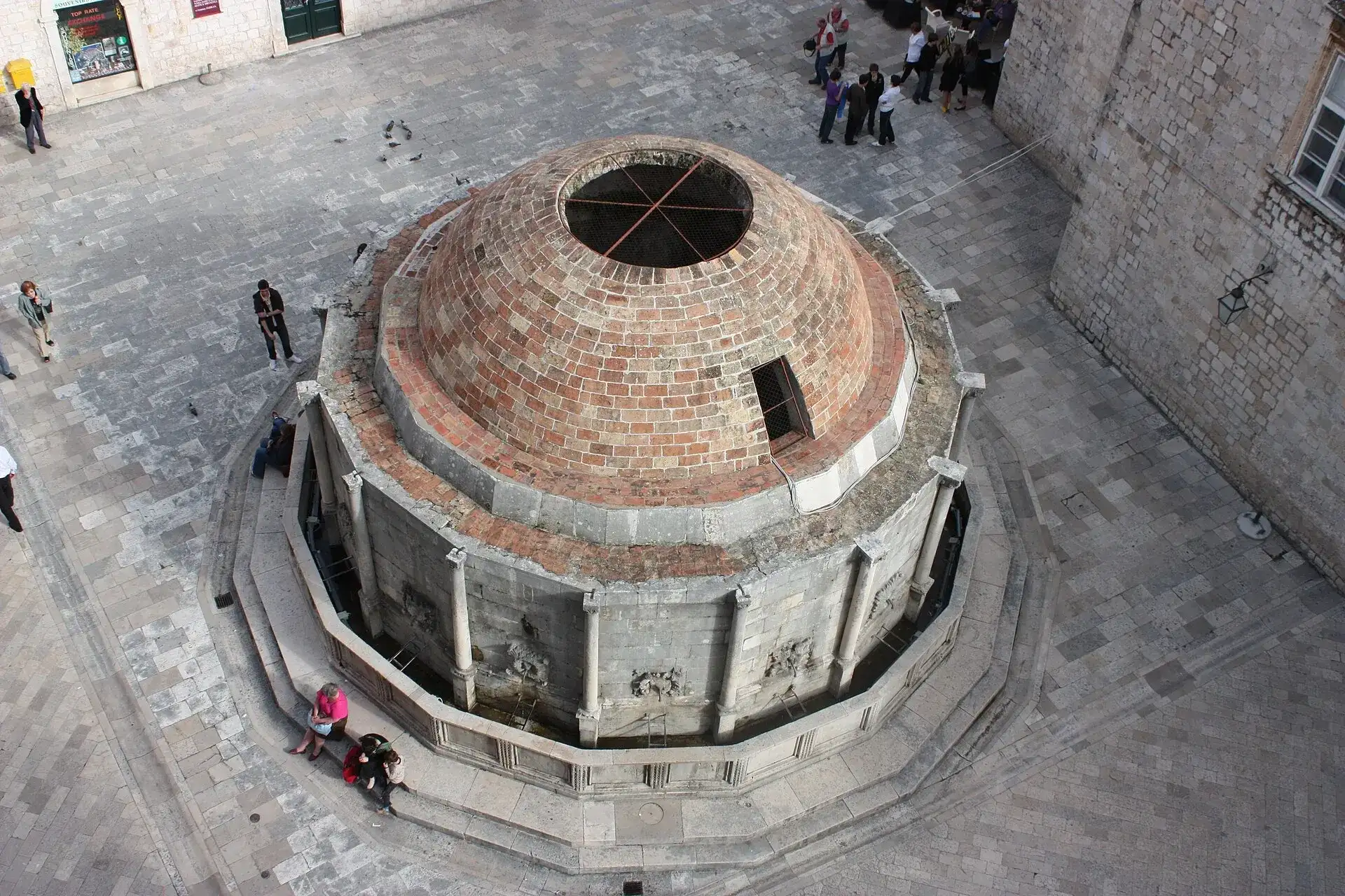 Großer Onofrio-Brunnen: historische Wasserquelle von Dubrovnik - Dubrovnik