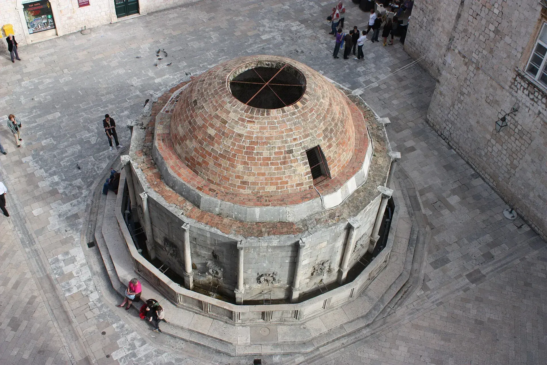 Onofrio's Large Fountain: the 16-sided end of a 12 km aqueduct