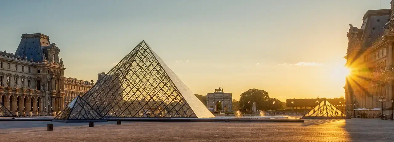 La Piramide del Louvre