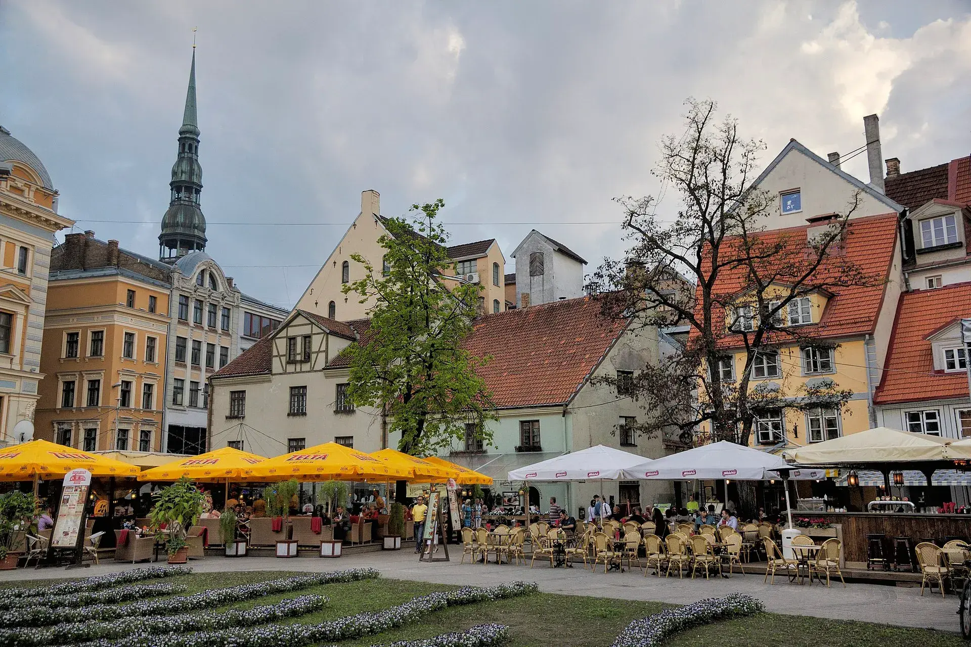 Livu Square: the Cat House and the old guild halls